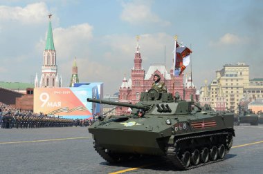  BMD-4-Rus muharebesi, Zafer Günü onuruna Kızıl Meydan 'daki geçit töreninin kostümlü provasında hava indirme birliklerinin personelinin nakledilmesi için yüzen aracı izledi.