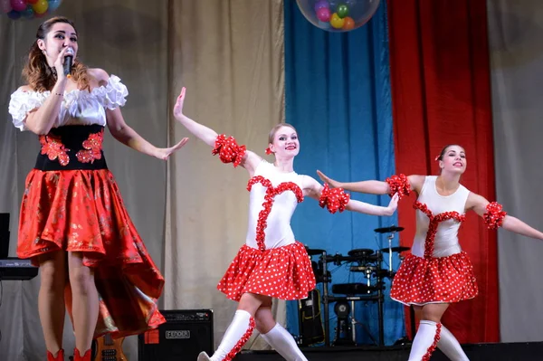 Artistes de performance sur scène Ryazhsky district Maison de la culture. La ville Ryazhsk.Ryazan région — Photo