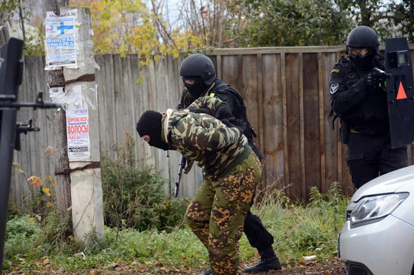 Soldiers of the police detachment of special purpose "Thunder" conduct training to neutralize terrorists — Stockfoto