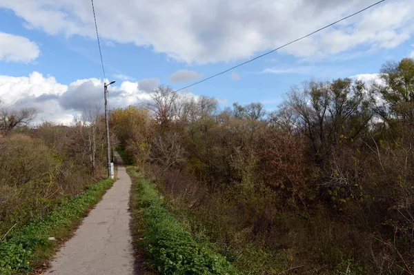 Carretera peatonal a través del barranco de la frambuesa en la ciudad de Ryazhsk. Región de Riazán —  Fotos de Stock