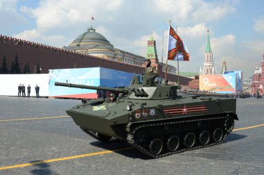  BMD-4-Rus muharebesi, Zafer Günü onuruna Kızıl Meydan 'daki geçit töreninin kostümlü provasında hava indirme birliklerinin personelinin nakledilmesi için yüzen aracı izledi.