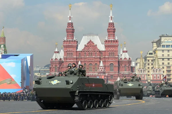 为庆祝胜利日，在红色广场举行的阅兵式彩排上，装甲运兵车多用途着陆Btr-Mdm "壳牌" — 图库照片