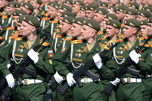 Kadetten der Militärakademie bei der Generalprobe der Parade auf dem Roten Platz zu Ehren des Sieges — Stockfoto