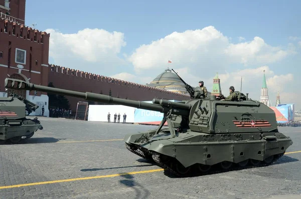 Ryska 152 mm divisionell självgående howitzer "Msta-S" vid generalrepetitionen av paraden på röda torget för att hedra Victory Day — Stockfoto