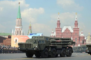  Kırmızı meydanda, Zafer Günü onuruna Kızıl Meydan 'daki geçit töreninin kostümlü provasında çoklu roket fırlatıcıları 