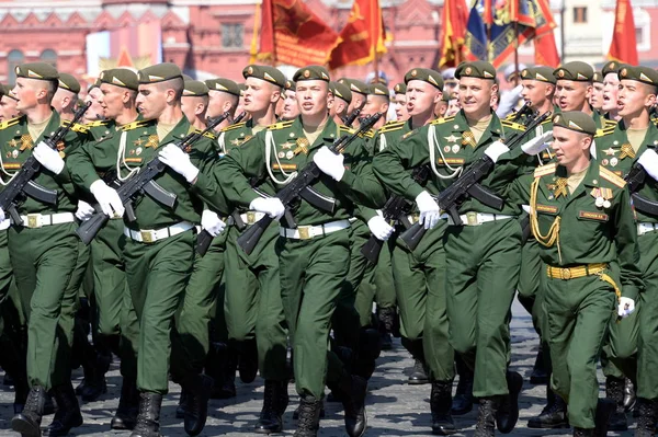 Cadets of the military Academy of radiation, chemical and biological protection at the dress rehearsal of the parade on red square in honor of Victory Day — Stock Photo, Image