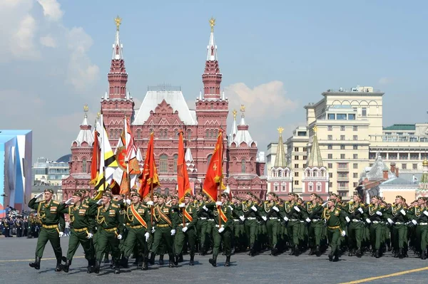 Kadetten der Militärakademie für Strahlenschutz, chemischen und biologischen Schutz bei der Generalprobe der Parade auf dem Roten Platz zu Ehren des Sieges — Stockfoto