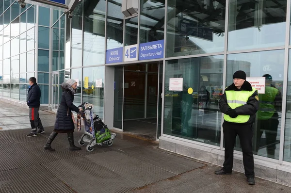 Вход в зал вылета пассажирского терминала Международного аэропорта Шереметьево — стоковое фото