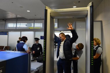  Sheremetyevo uluslararası havaalanında yolcuların taranması
