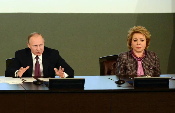 Prezydent Rosji Władimir Putin i przewodniczącego Rady Federacji Zgromadzenia Federalnego Federacji Rosyjskiej Valentina Matwienko. — Zdjęcie stockowe