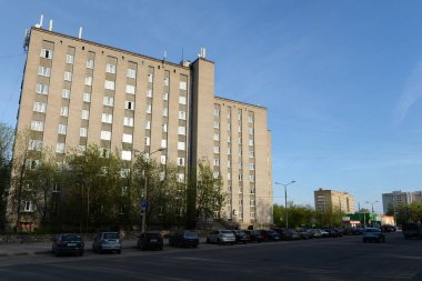  Cherepovets 'te Komsomolskaya ve Maxim Gorky caddelerinin kesiştiği yerde çok katlı bir bina. Vologda bölgesi