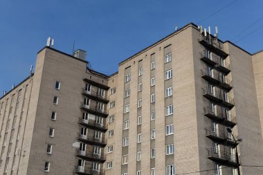  Cherepovets şehrindeki Komsomolskaya caddesinde çok katlı bir bina. Vologda Bölgesi