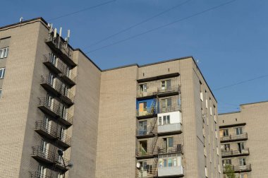  Cherepovets şehrindeki Komsomolskaya caddesinde çok katlı bir bina. Vologda Bölgesi