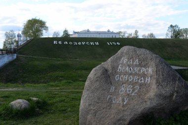  Belozersk şehrinin kuruluşunun onuruna bir anıt taş. Vologda bölgesi
