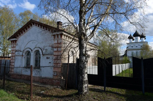 Starý cihlový pravoslavný kostel Spasitele všemohoucího, postavený v Bělozersku v roce1716. Region Vologda — Stock fotografie