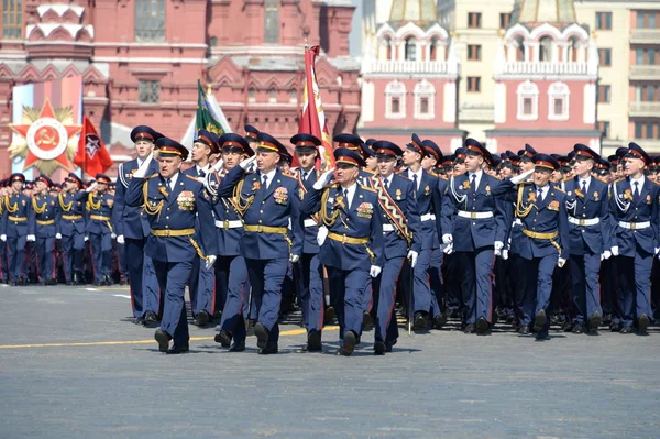 Gli scolari della scuola cadetto presidenziale Di Mosca delle truppe di guardia nazionali alla prova di vestito della parata su quadrato rosso in onore di Giorno di Vittoria — Foto Stock