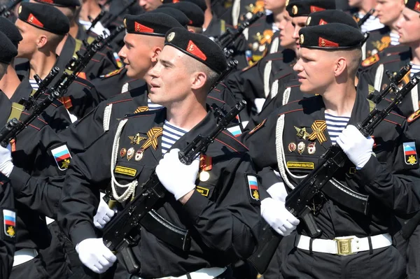 Námořní pěchota 3336. samostatné stráže Bialystokova brigáda pobaltské flotily při zkoušce průvodu na červeném náměstí na počest Dne vítězství — Stock fotografie