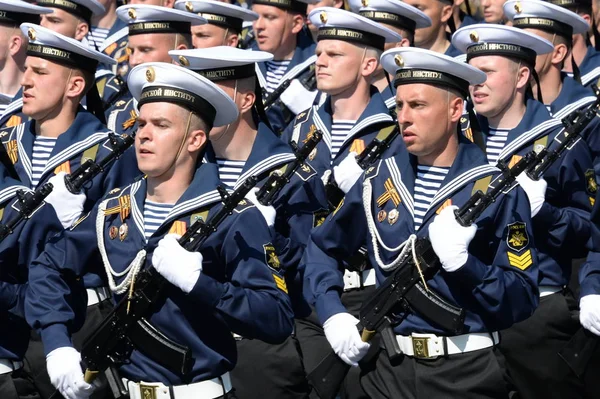 波罗的海海军学院学员在红色广场为庆祝胜利日而举行的阅兵式彩排 — 图库照片
