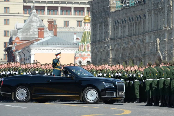 Russian Defense Minister Sergei Shoigu hosts a parade in honor of Victory Day at a dress rehearsal on Red Square — Stock Photo, Image