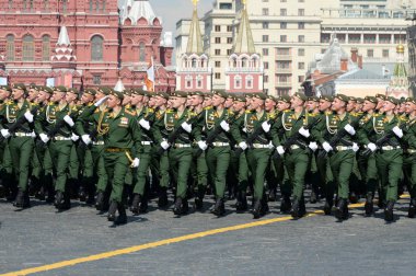  Stratejik Füze Güçleri Askeri Akademisi öğrencileri Büyük Peter 'ın adını Zafer Günü onuruna Kızıl Meydan' daki geçit töreninin kostümlü provasında verdiler.
