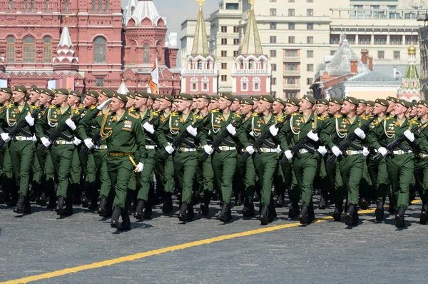 Кадети Військової академії стратегічних ракетних сил імені Петра Великого на репетиції параду на Красній площі на честь Дня Перемоги. — стокове фото