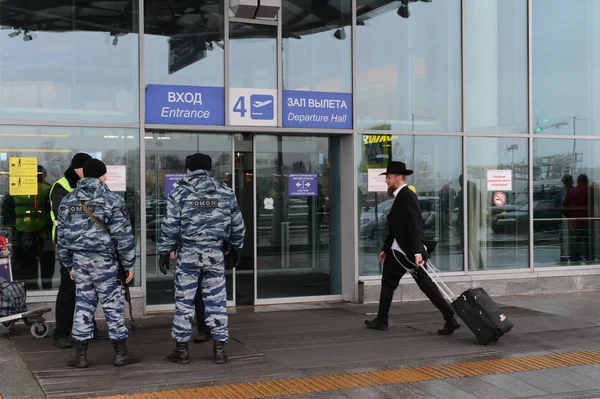 Вход в зал вылета пассажирского терминала Международного аэропорта Шереметьево — стоковое фото