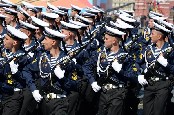 Cadetes do Instituto Politécnico Naval durante o ensaio geral do desfile na Praça Vermelha em honra do Dia da Vitória — Fotografia de Stock