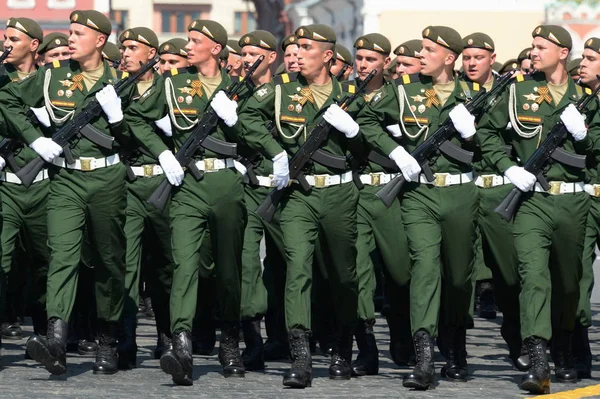 Soldados de la 38ª brigada ferroviaria separada en el ensayo general del desfile en la plaza roja en honor al Día de la Victoria — Foto de Stock