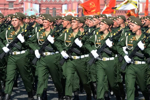 Soldiers of the 38th separate railway brigade at the dress rehearsal of the parade on red square in honor of Victory Day — Stock Photo, Image