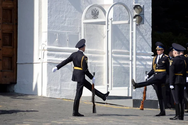 Moskova 'nın kırmızı meydanındaki Spasskaya kulesinin kapısındaki nöbet değişimi. — Stok fotoğraf