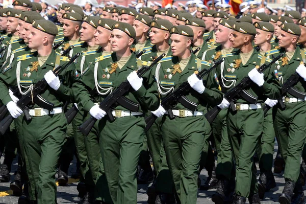 Cadetten van de militaire ruimteacademie vernoemd naar Mozhaisk tijdens de generale repetitie van de parade op het rode plein ter ere van Victory Day — Stockfoto
