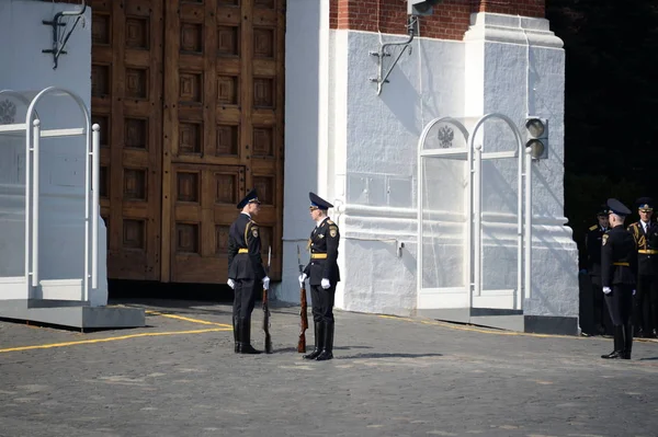 Změna čestné stráže na stanovišti u brány věže Spasskaya na červeném náměstí v Moskvě — Stock fotografie