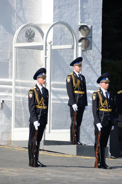 Byta hedersvakt vid posten nära porten till Spasskaja tornet på Moskvas röda torg — Stockfoto