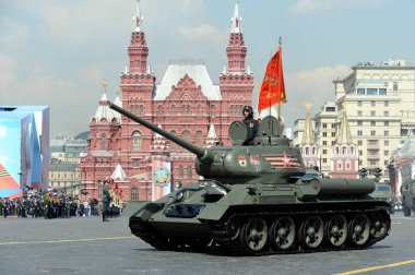   Zafer Günü onuruna Kızıl Meydan 'daki geçit töreninin kostümlü provasında kırmızı bayrak taşıyan orta tank T-34-85.