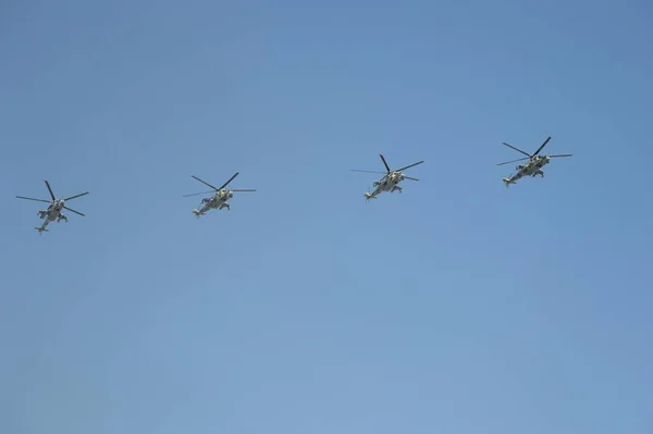 Repetitie van de viering van de Victory Day (Wwii). De vliegshow op het Rode Plein. groep Mil Mi-24 (Hind) aanvalshelikopter en landingshelikopter — Stockfoto