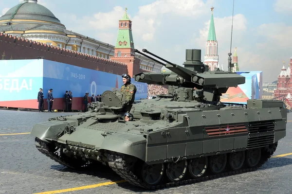 러시아 bmpt 터미네이터 탱크, 승리의 날을 기념하여 붉은 광장에서 열병식 예행연습에서 차량 지원 — 스톡 사진