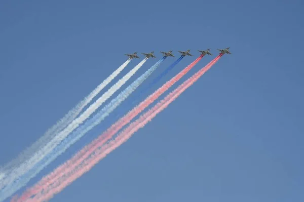 Prove della celebrazione del Giorno della Vittoria. Sulla Piazza Rossa, gruppo di aerei d'assalto Sukhoi Su-25 Grach (nome NATO: "Frogfoot") nei colori fumo cielo della bandiera russa — Foto Stock