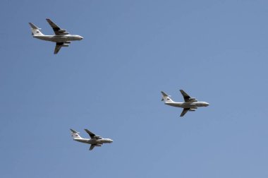  Kızıl Meydan 'daki hava gösterisi, çok amaçlı dört motorlu turbofan stratejik uçak gemileri Ilyushin Il-76
