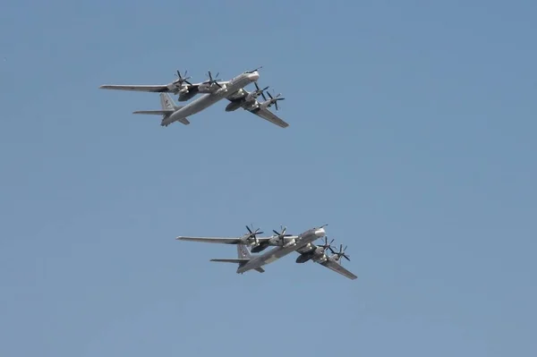 O Tupolev Tu-95 (nome de relatório da OTAN: "Bear") é um grande bombardeiro estratégico e plataforma de mísseis movido a turboélice de quatro motores. — Fotografia de Stock