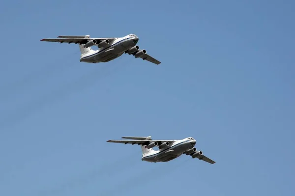 Авиашоу на Красной площади, группа многоцелевых четырехмоторных турбовентиляторов стратегического назначения Ил-76 — стоковое фото
