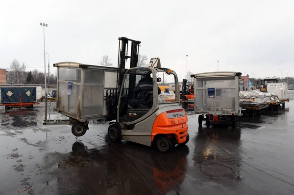 Αμαξίδια με φορτίο που αποστέλλονται από τον τερματικό σταθμό του διεθνούς αερολιμένα Sheremetyevo στη Μόσχα — Φωτογραφία Αρχείου