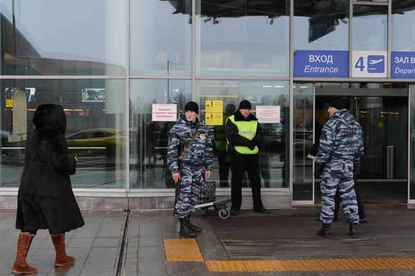 Moskva Ryssland November 2015 Säkerhet Vid Ingången Till Avgångshallen Passagerarterminalen — Stockfoto