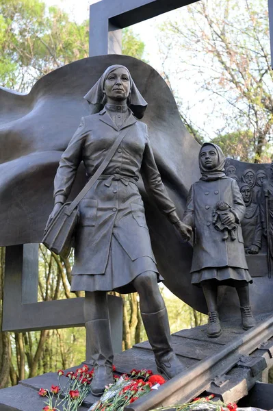Памятник военным медсестрам в городе Череповец — стоковое фото