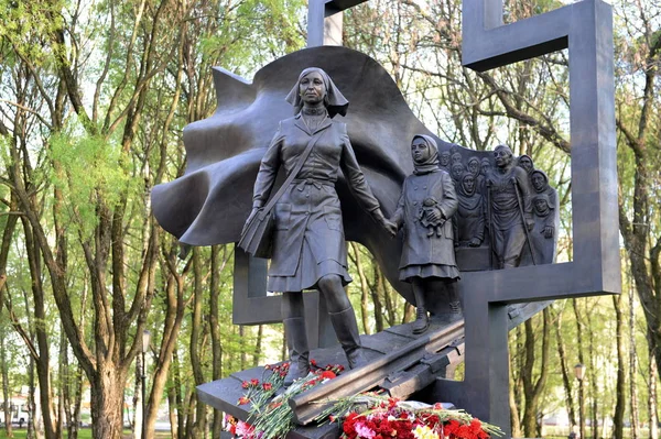 チェレポヴェッツ市の軍看護師への記念碑 — ストック写真