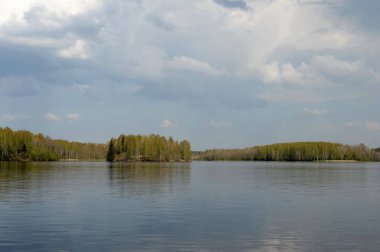  Vologda bölgesindeki Sheksna nehrinde bahar. Rusya
