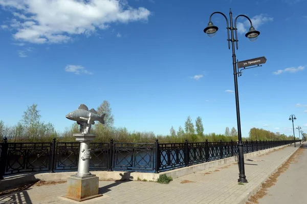 Belozerskの堤防上のBelozersk数独への記念碑。ヴォルダ地方 — ストック写真