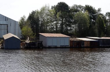  Tornincasa Kanalı 'ndaki tekneler için garajlar. Vologda bölgesi