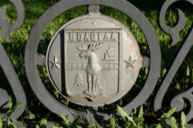  Vologda şehrinin arması demiryolu istasyonu meydanının metal çitlerinde. Cherepovets şehri. Vologda Bölgesi