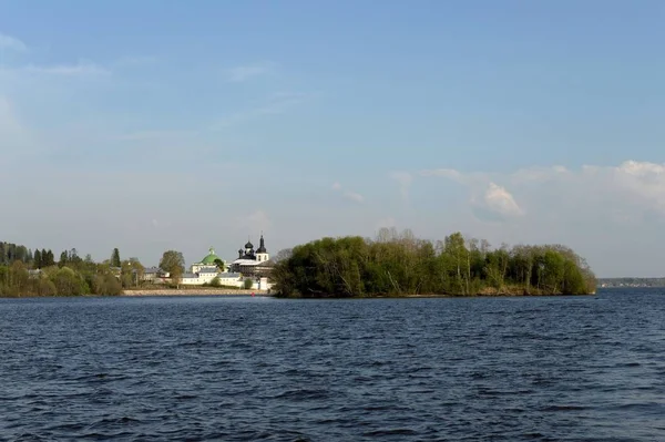 Blick vom Fluss sheksna auf das Auferstehungsgoritski-Kloster. Gebiet Wologda — Stockfoto