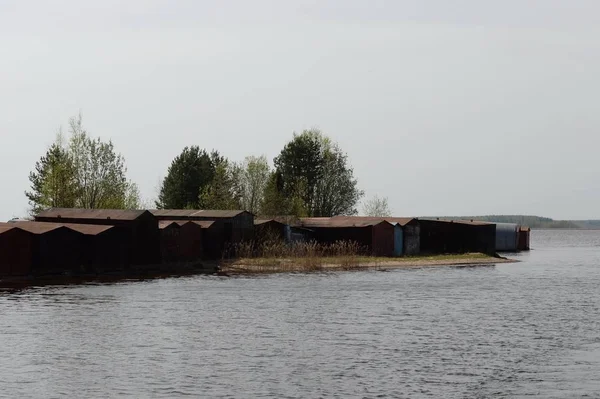 Garages pour bateaux sur le canal Tornincasa. Région de Vologda — Photo